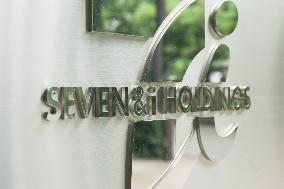 Logo mark of Seven & i Holdings Co.